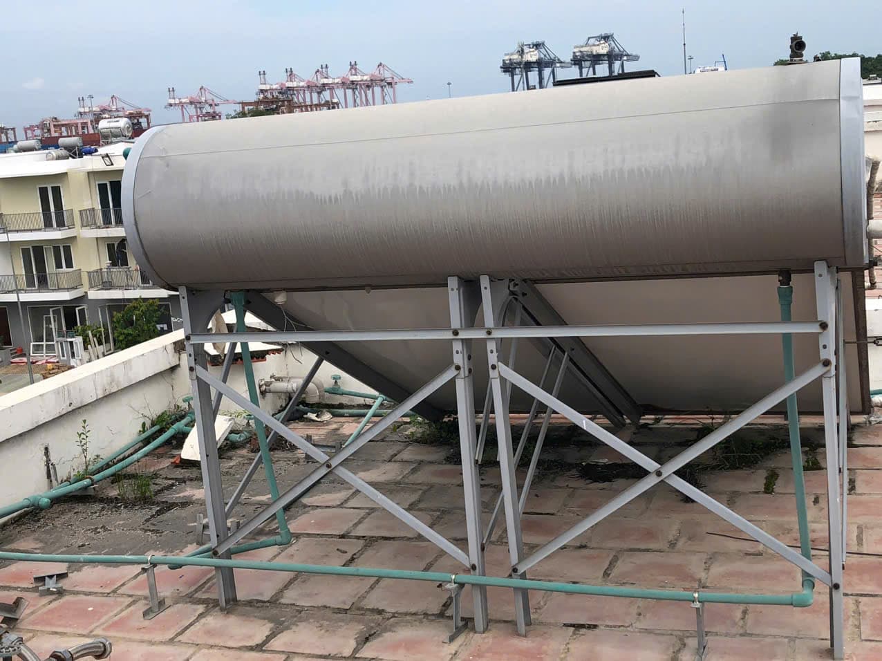 Xử lý chống thấm sân thượng triệt để tại Quận 1 — hiện trạng trước thi công (Thi công thực tế)